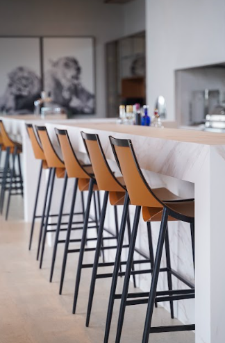 Banqueta de luxo para cozinha: como escolher o modelo ideal para o seu espaço
