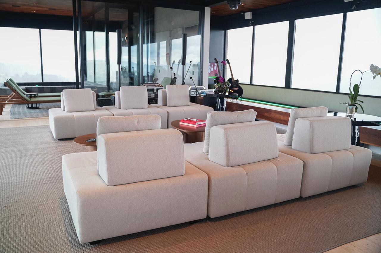 Conheça o sofá living alto padrão e acerte na escolha para a sua sala