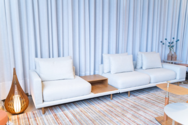 7 modelos de sofá para sala de estar pequena que unem conforto e estilo