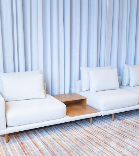 7 modelos de sofá para sala de estar pequena que unem conforto e estilo