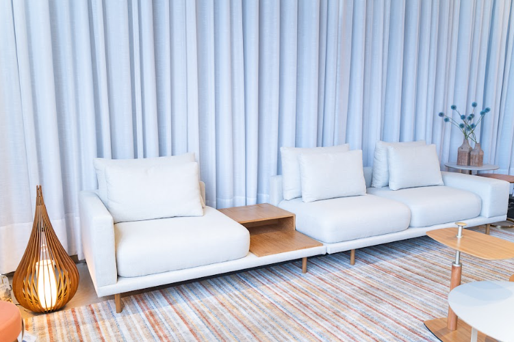 7 modelos de sofá para sala de estar pequena que unem conforto e estilo